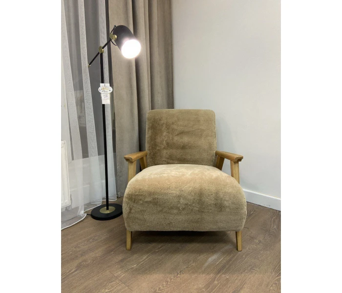 Уютное кресло с обивкой, имитирующей мех.