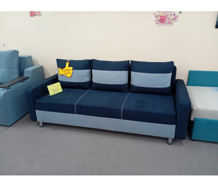 Прямий диван із контрастною оббивкою