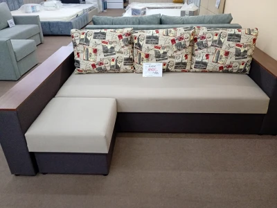 Кутовий диван з широкими дерев'яними підлокітниками