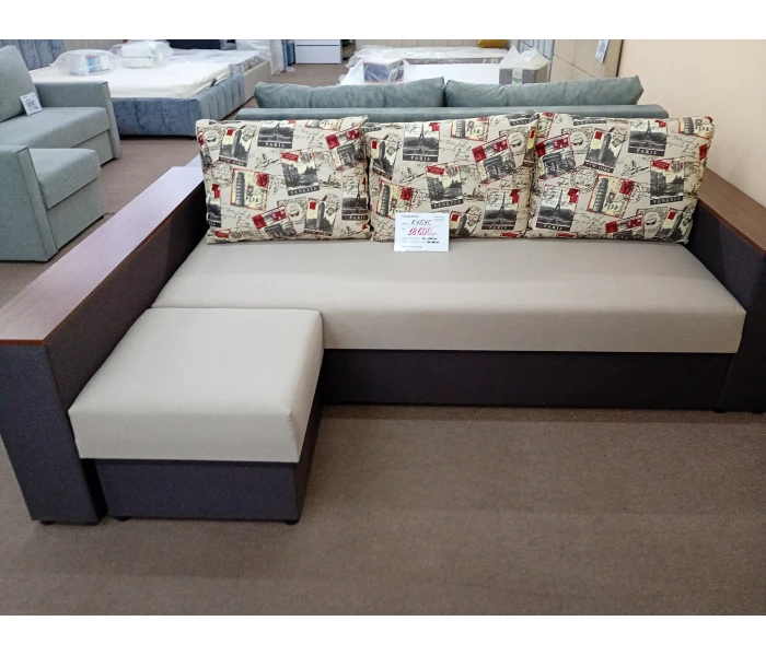 Кутовий диван з широкими дерев'яними підлокітниками