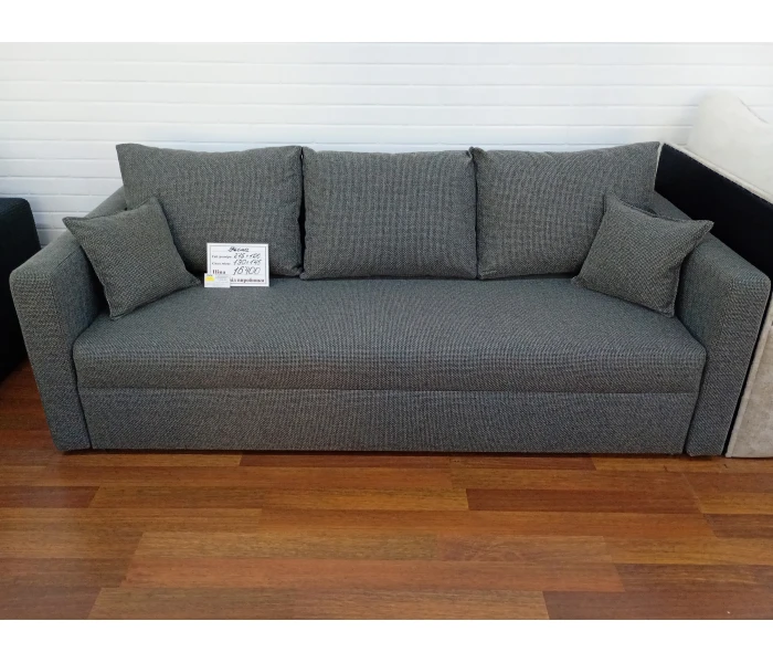 Розкладний диван сірого кольору з подушками