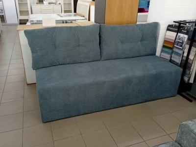 Компактный прямой диван серого цвета без подлокотников