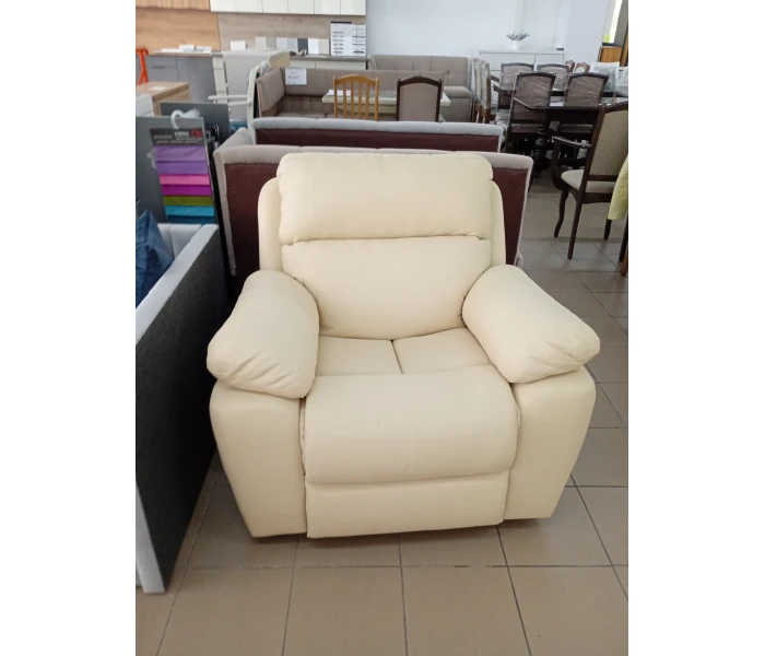 Крісло-реклайнер молочного кольору зі шкіряною оббивкою