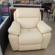 Крісло-реклайнер молочного кольору зі шкіряною оббивкою