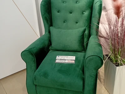 Велюрове крісло з каретною стяжкою на спинці