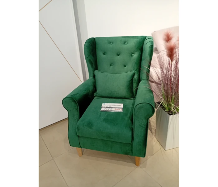 Велюровое кресло с каретной стяжкой на спинке