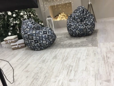 Безкаркасне крісло з яскравим геометричним малюнком