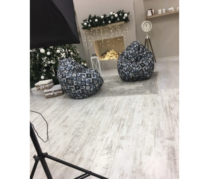 Бескаркасное кресло с ярким геометрическим рисунком