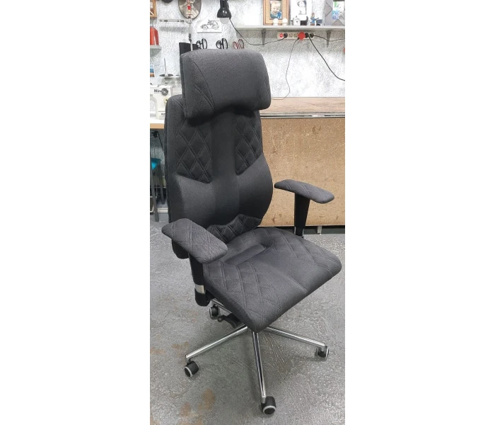 Текстурная перетяжка рабочего кресла рогожкой