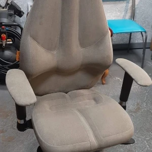 Полная перетяжка компьютерного кресла в нейтральный бежевый велюр