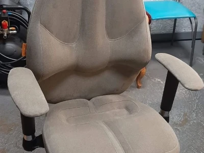 Полная перетяжка компьютерного кресла в нейтральный бежевый велюр