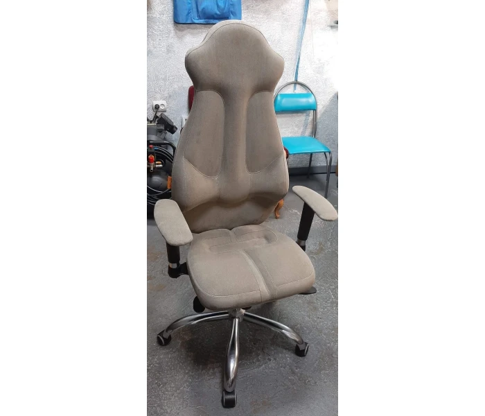 Повна перетяжка комп'ютерного крісла у нейтральний бежевий велюр