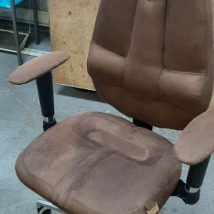 Перетяжка кресла со сложной сегментированной спинкой