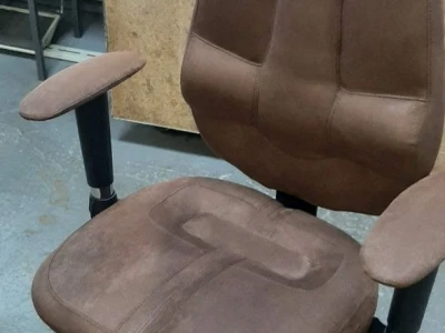 Перетяжка кресла со сложной сегментированной спинкой