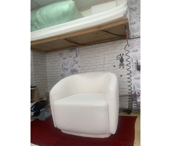 Лаунж-кресло округлой формы в белоснежном букле