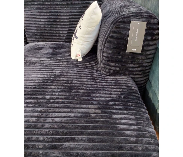 Секционный диван с глубоким сиденьем и объемными подушками.