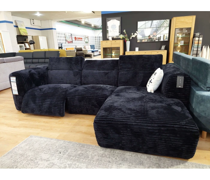 Секционный диван с глубоким сиденьем и объемными подушками.