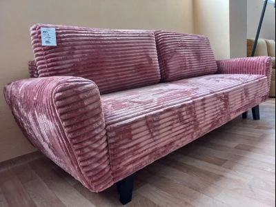 Диван розового цвета с уникальной фактурной обивкой