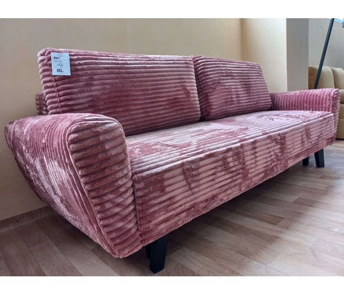Диван розового цвета с уникальной фактурной обивкой