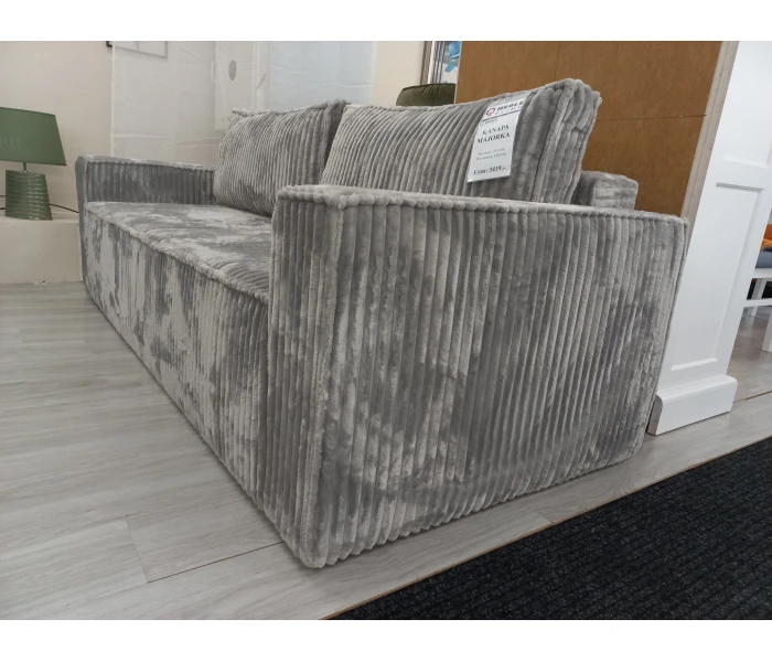 Компактный прямоугольный диван для гостиной или студии