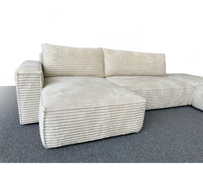 Секционный диван с пуфом и широкими подлокотниками