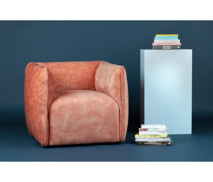 Кресло-куб с монолитной спинкой и подлокотниками