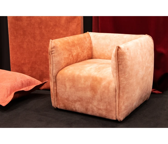 Кресло-куб с монолитной спинкой и подлокотниками