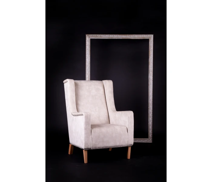 Класичне крісло з високою спинкою