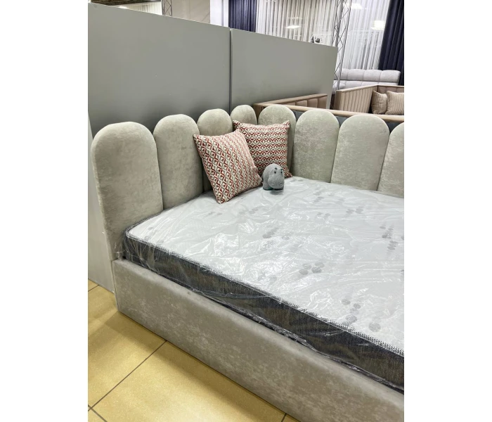 Світле ліжко з узголів'ям-гребінь