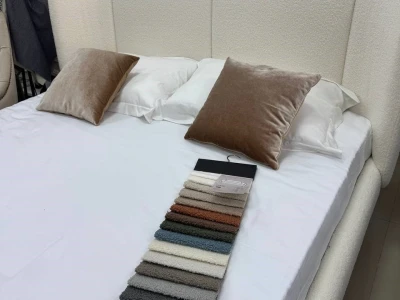 Ліжко з високим об'ємним узголів'ям радіусної форми