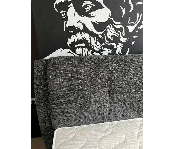 М'яке ліжко з сегментованим узголів'ям в темно-сірому кольорі