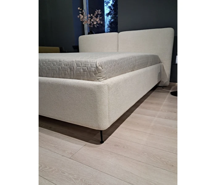 Кровать-платформа на тонких ножках