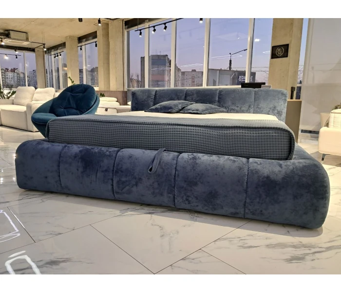 Синяя кровать с объёмным каркасом