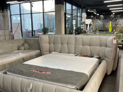 Розкішне двоспальне ліжко з об'ємним м'яким каркасом