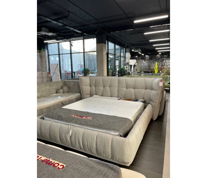 Розкішне двоспальне ліжко з об'ємним м'яким каркасом