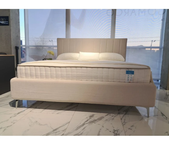 Елегантне ліжко на металевих ніжках