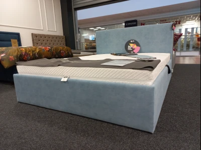 Минималистичная кровать с высоким мягким изголовьем