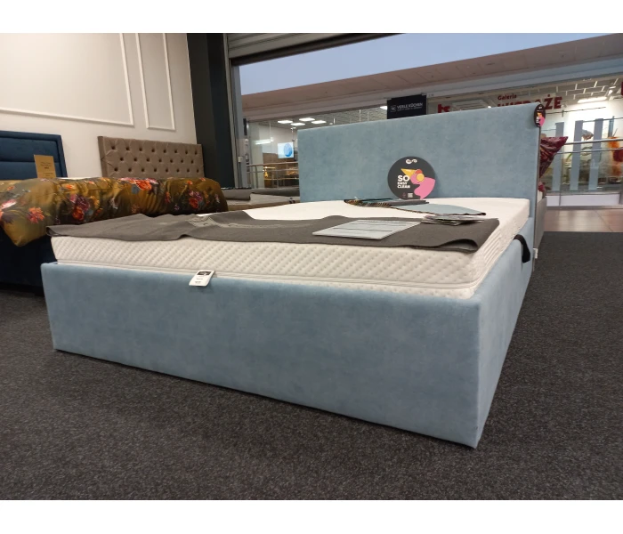 Минималистичная кровать с высоким мягким изголовьем