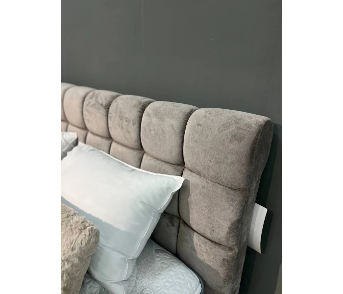 Сіро-коричневе ліжко з геометричним узголів'ям з блоків