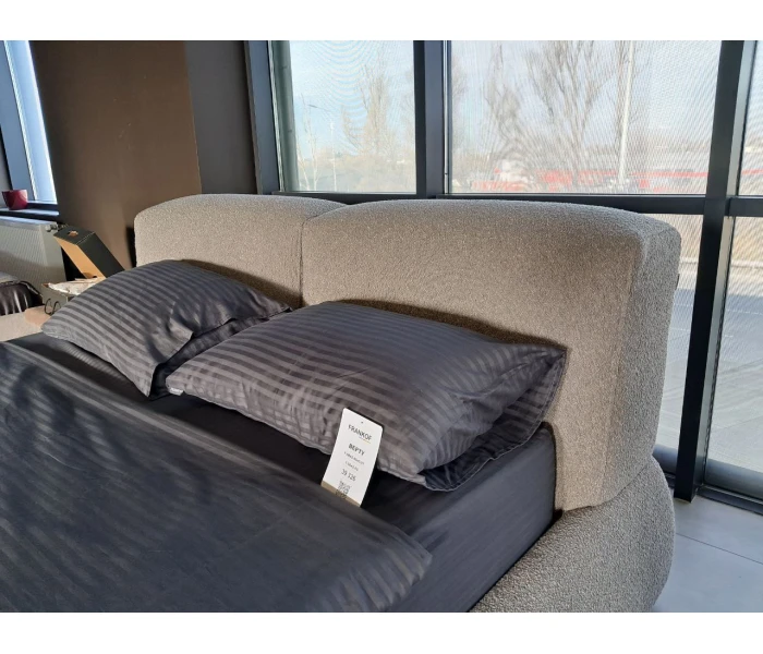 Уютная кровать с плавными очертаниями