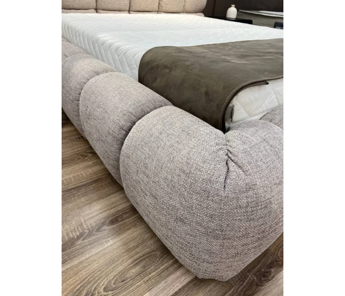 М’яке низьке ліжко в рогожці з об'ємним узголів'ям