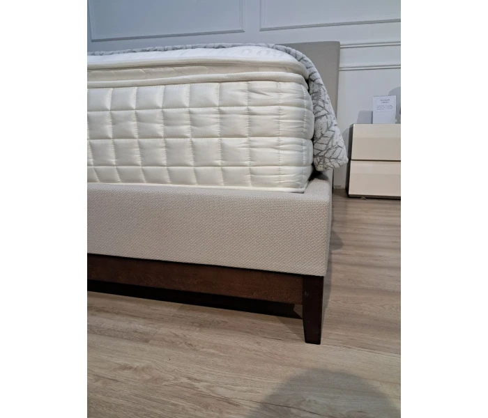 Элегантная двуспальная кровать с текстильным каркасом