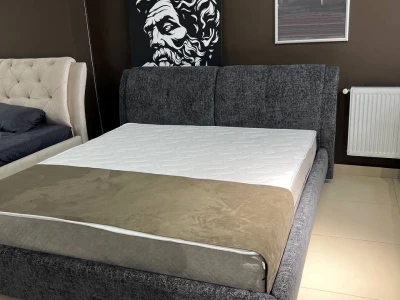 М'яке ліжко з сегментованим узголів'ям в темно-сірому кольорі