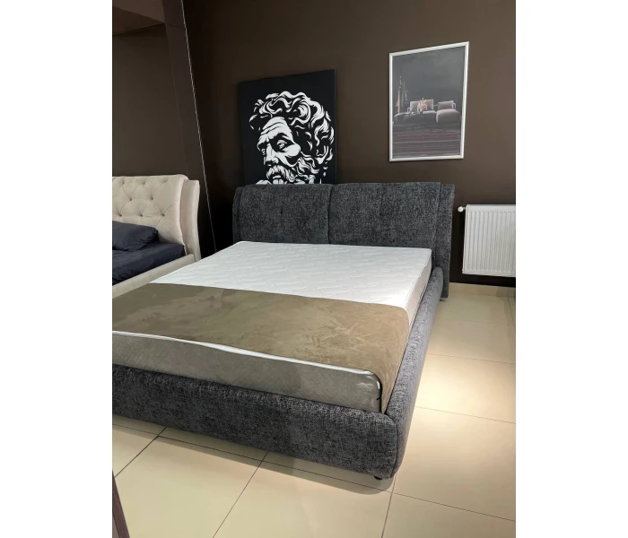 М'яке ліжко з сегментованим узголів'ям в темно-сірому кольорі