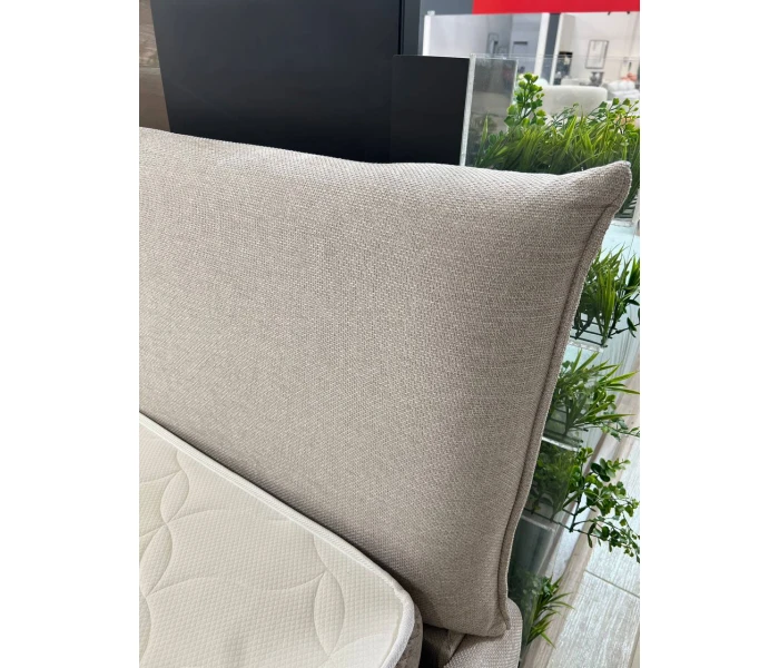 Двоспальне ліжко бежевого кольору з тонким узголів'ям