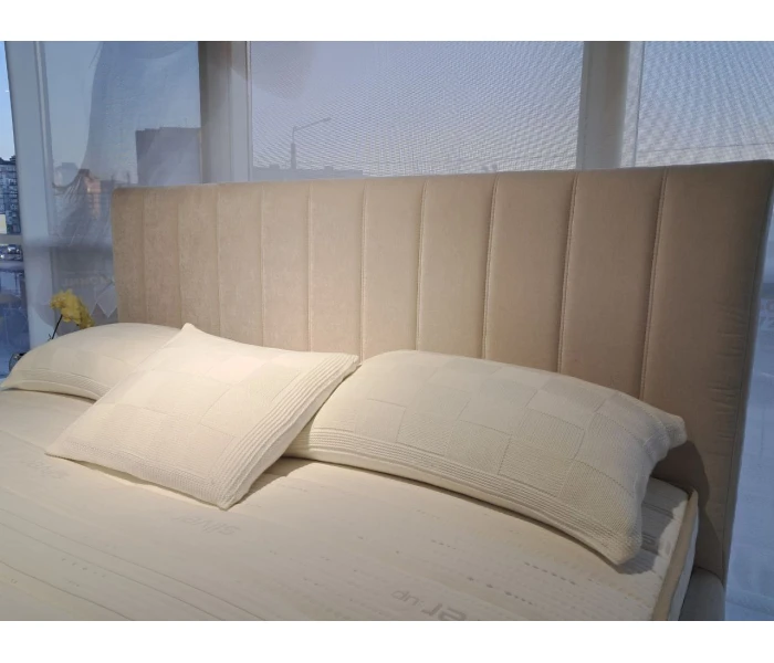 Елегантне ліжко на металевих ніжках