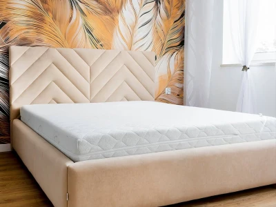 Двуспальная кровать с геометрическим узором