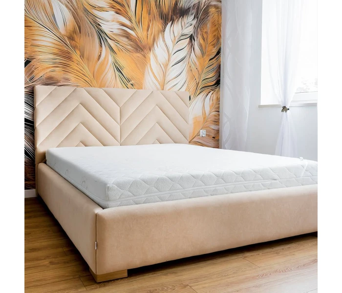 Двуспальная кровать с геометрическим узором