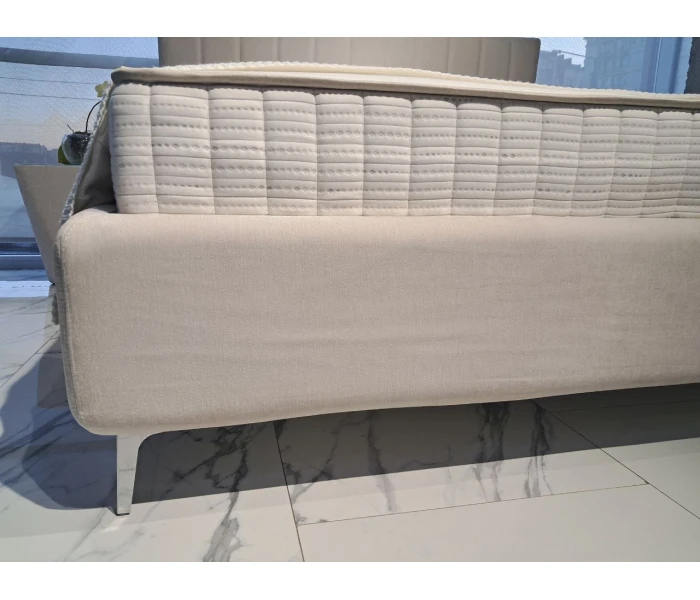 Елегантне ліжко на металевих ніжках