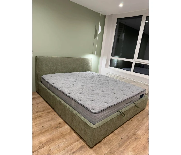 Кровать двуспальная с прямым изголовьем